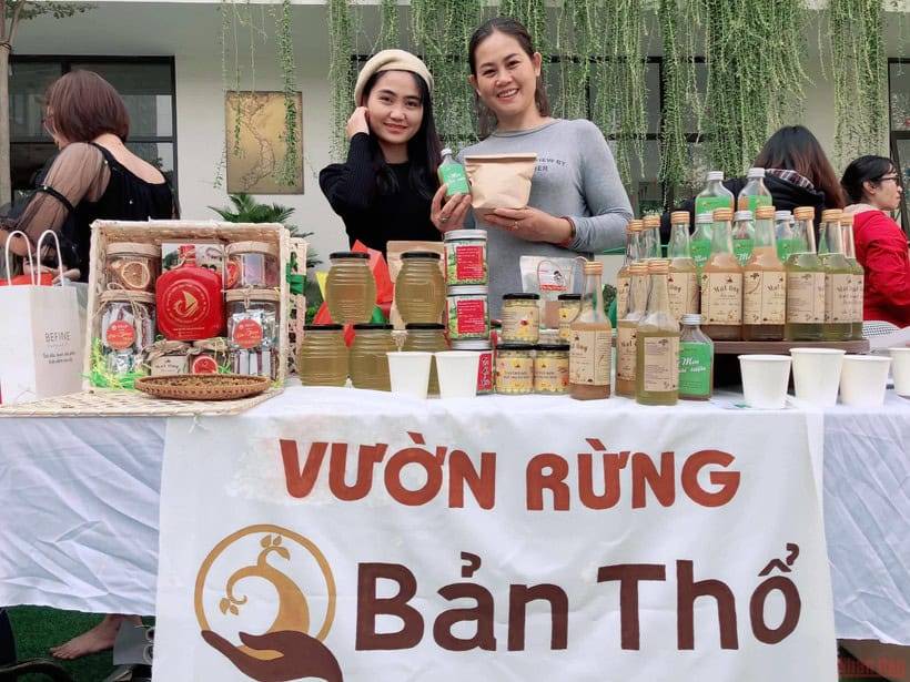 Ngọc Linh (bìa trái) giới thiệu sản phẩm của Vườn rừng Bản Thổ tại một phiên chợ nông nghiệp xanh.