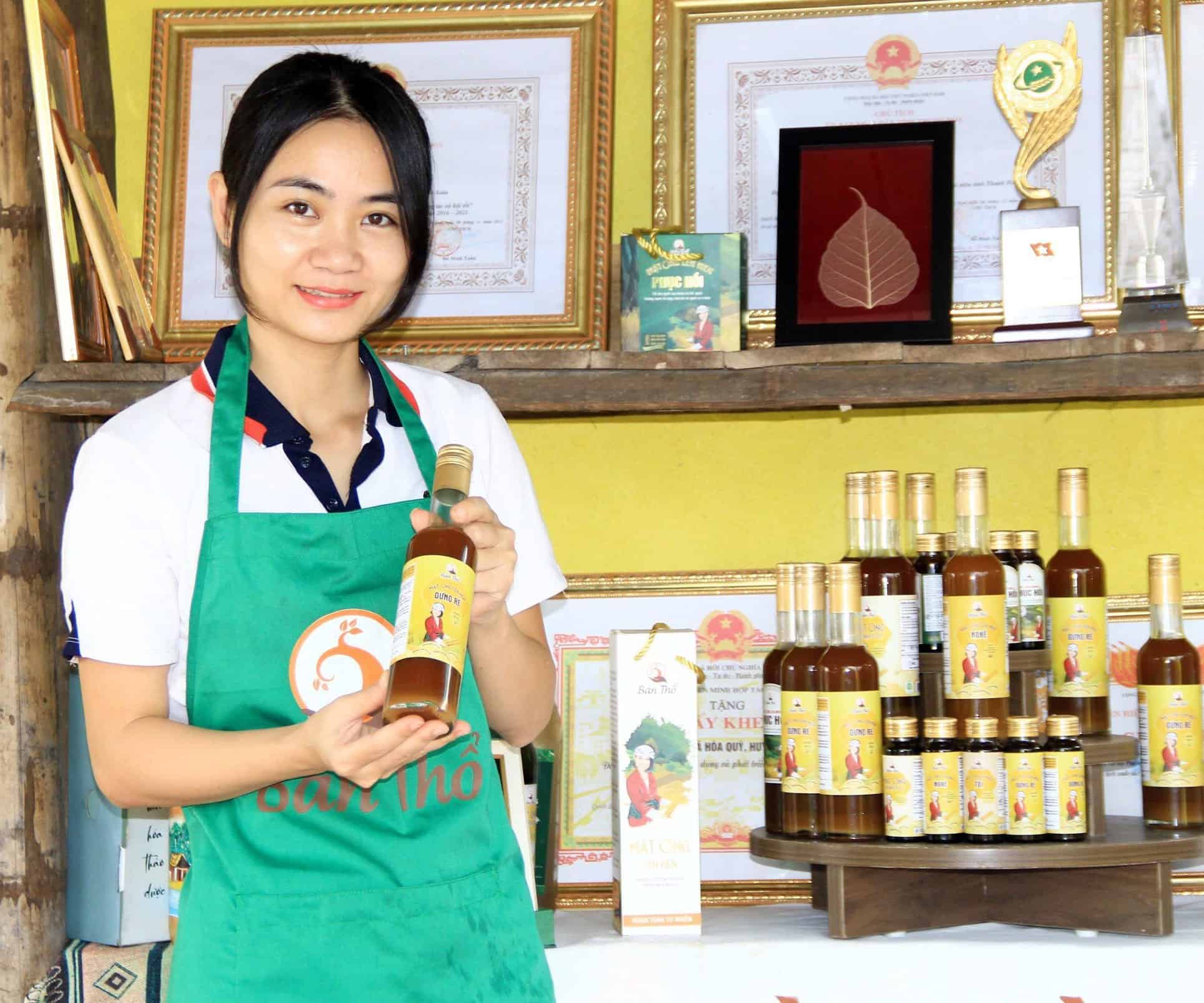 Chị Nguyễn Lê Ngọc Linh và các sản phẩm mật ong lên men do HTX sản xuất