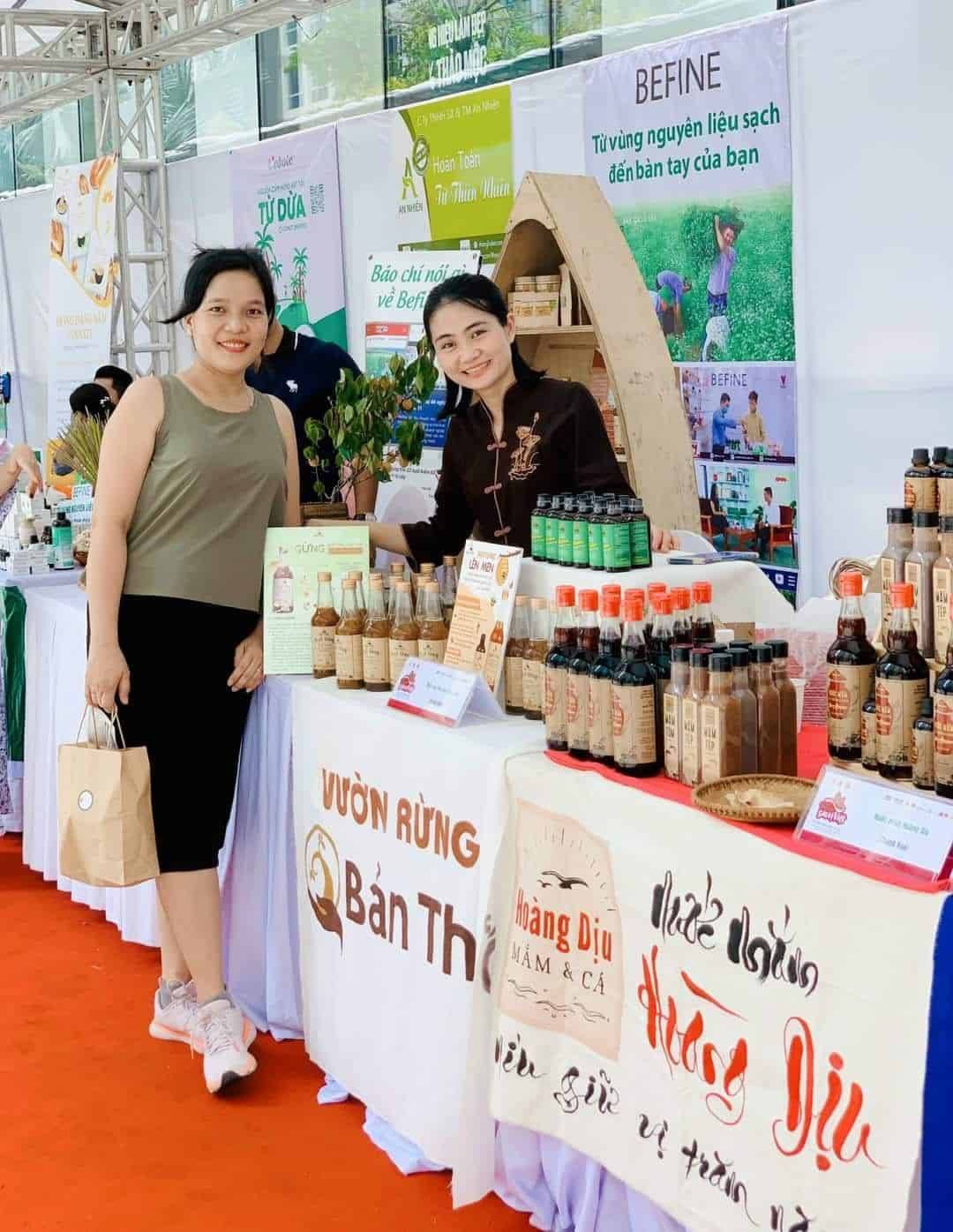 Khách hàng tham quan gian hàng và chụp ảnh lưu niệm với Linh