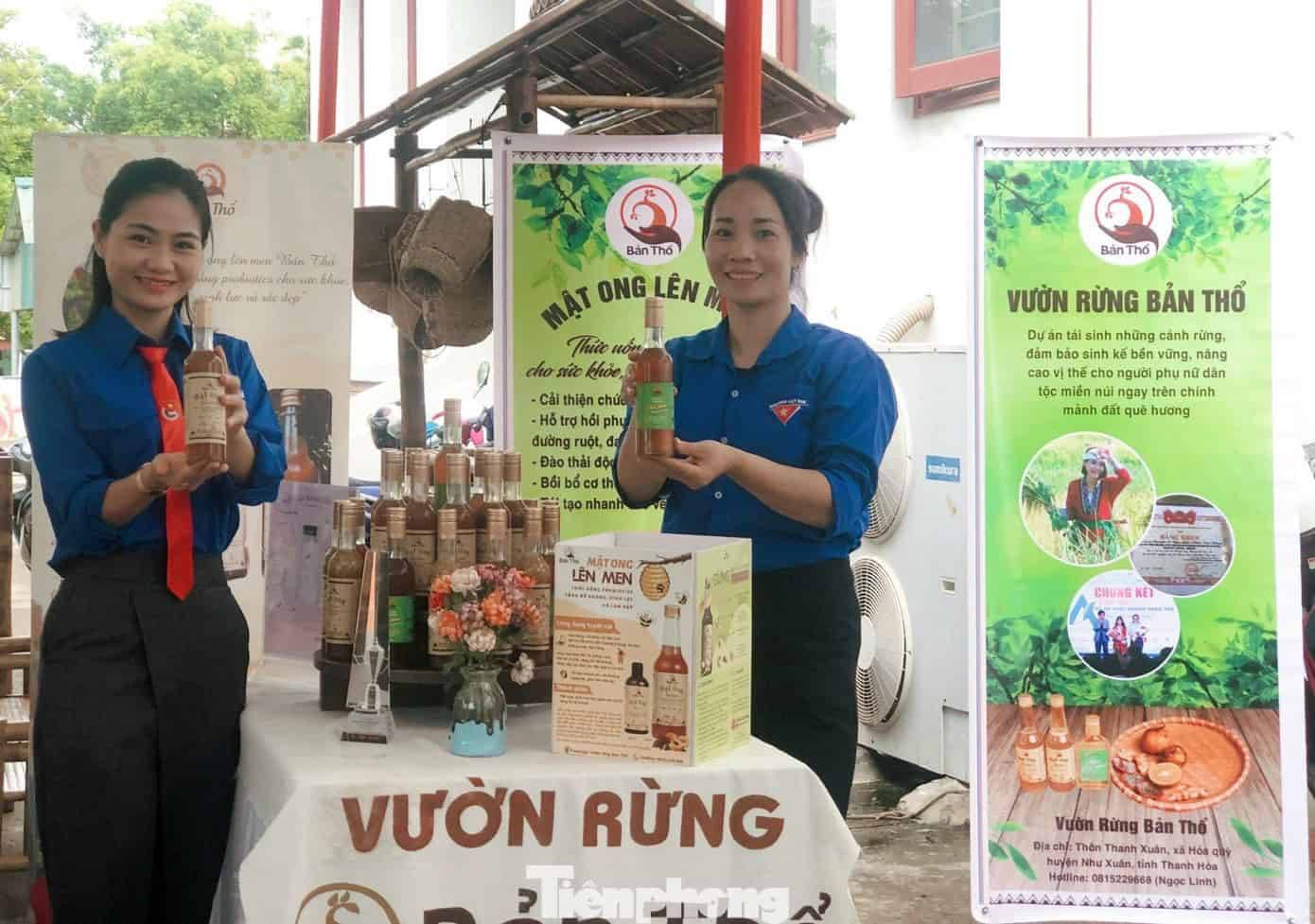 Linh giới thiệu sản phẩm mật ong lên men.