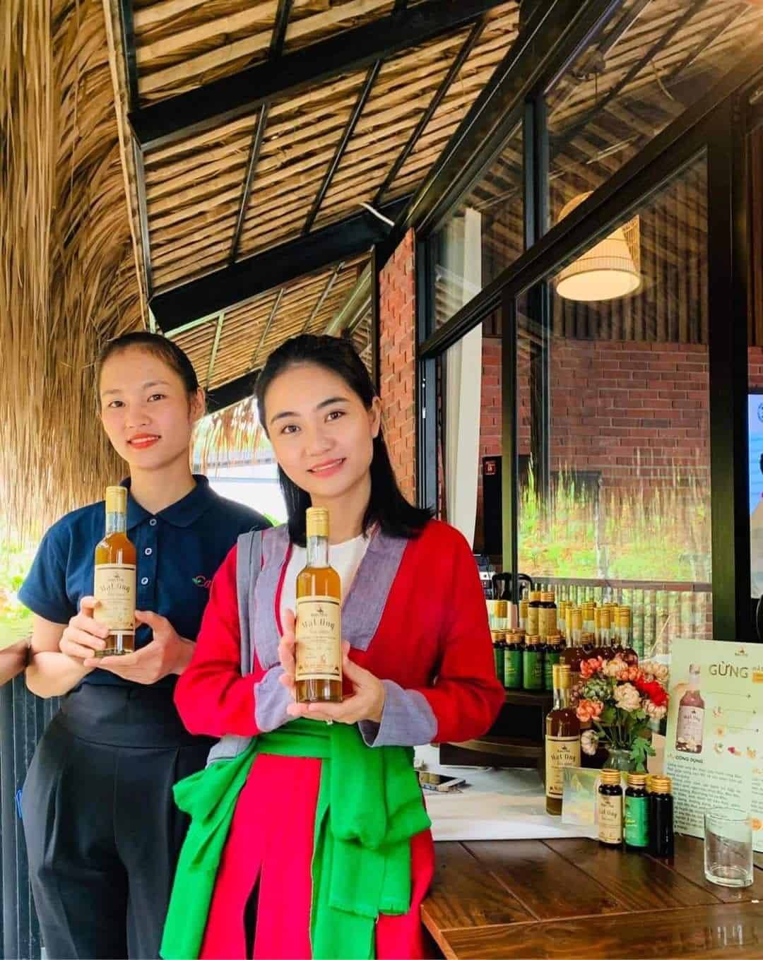 Nguyễn Lê Ngọc Linh giới thiệu sản phẩm của HTX "Vườn rừng Bản thổ"