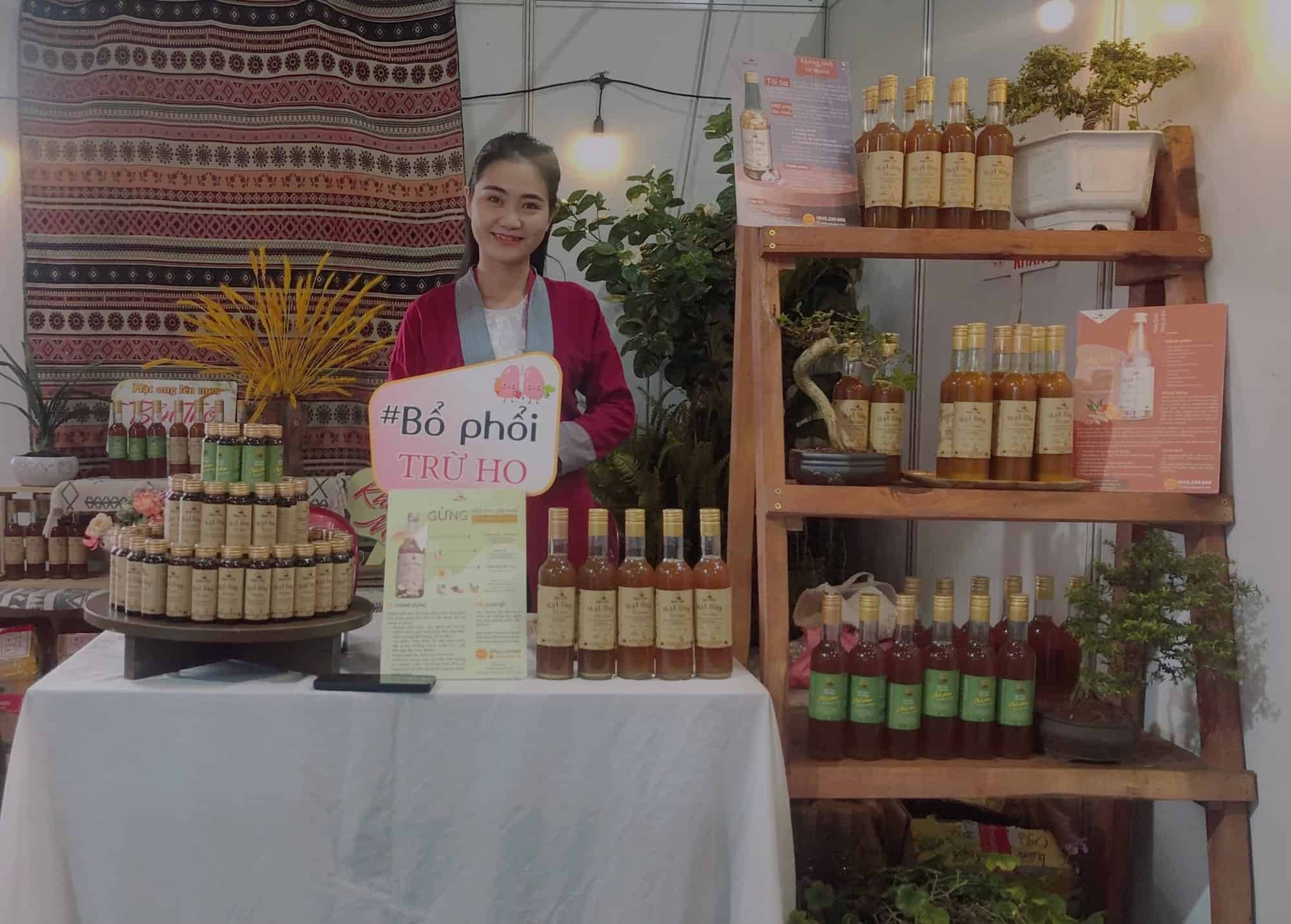 Nguyễn Lê Ngọc Linh và sản phẩm của "Vườn rừng Bản thổ" đi trưng bày, giới thiệu tại các hội chợ