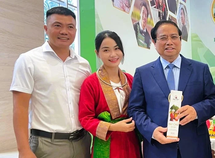 Nguyễn Lê Ngọc Linh giới thiệu sản phẩm mật ong lên men bản Thổ tới Thủ tướng Phạm Minh Chính