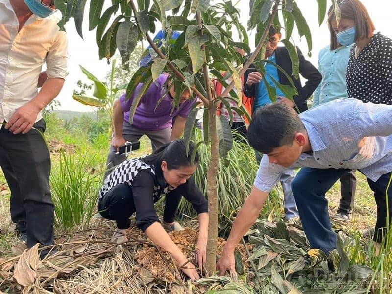 Nguyễn Lê Ngọc Linh không ngại khó, ngại khổ luôn nhiệt tình hỗ trợ chia sẻ kinh nghiệp về cách làm nông nghiệp, chăm sóc vườn rừng
