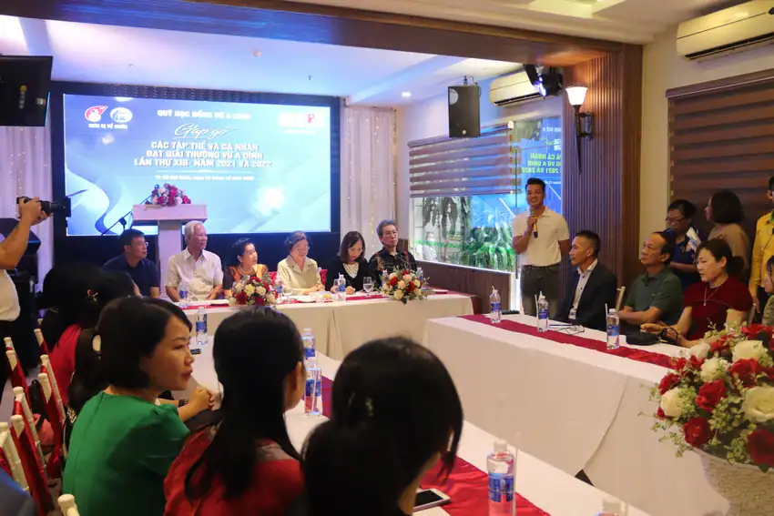 Quỹ học bổng Vừ A Dính tổ chức gặp gỡ các cá nhân và tập thể đạt giải thưởng Vừ A Dính.