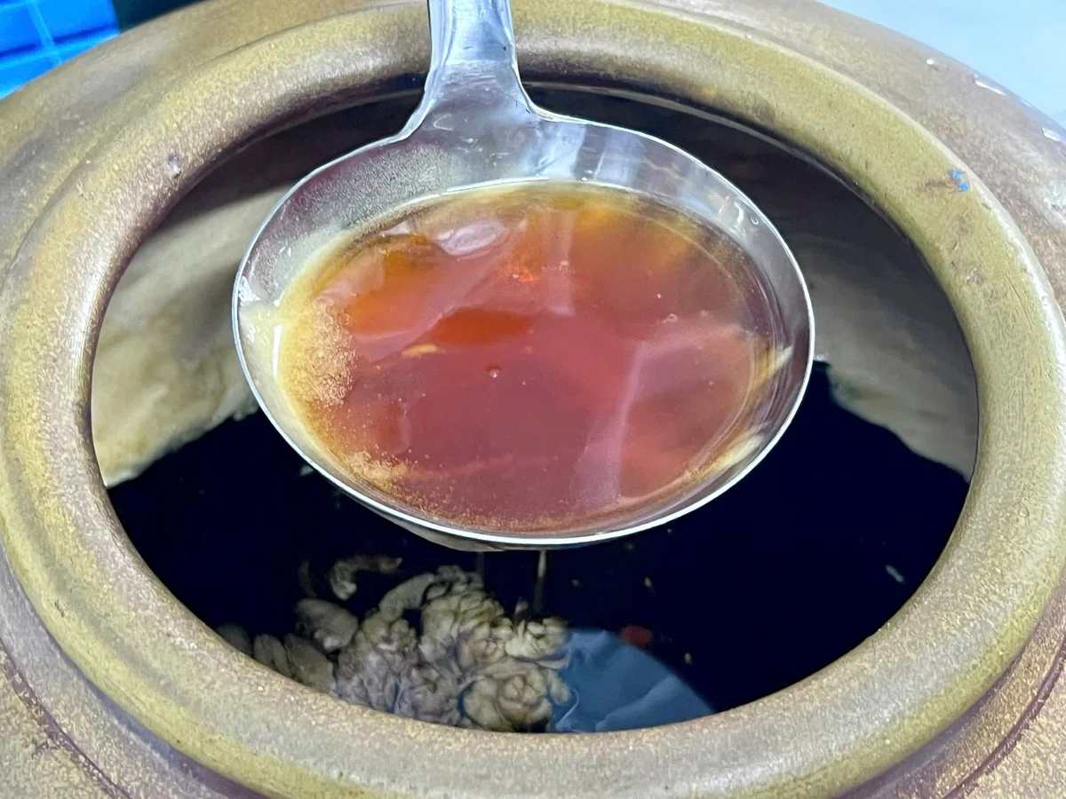 Mật ong đã được lên men với các loại thảo dược.