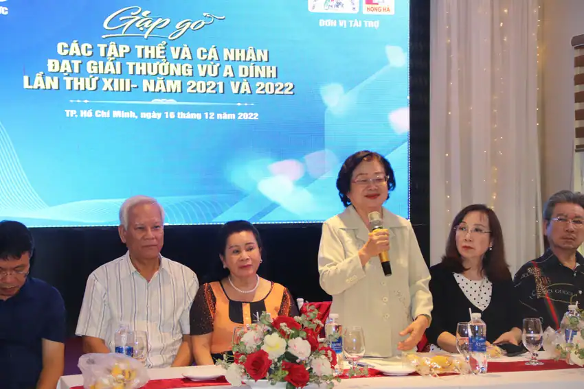 Bà Trương Mỹ Hoa, nguyên Phó Chủ tịch nước, Chủ tịch Quỹ học bổng Vừ A Dính trân trọng cảm ơn sự đồng hành của các nhà tài trợ với giải thưởng Vừ A Dính.